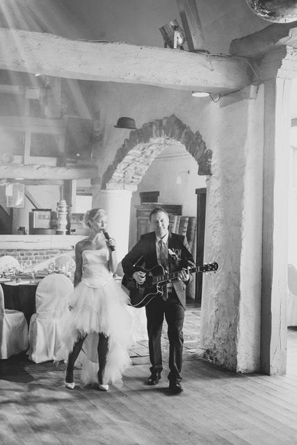 Le marié joue de la guitare pendant que la mariée chante