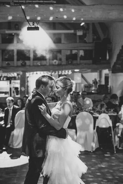 Ouverture du bal par les mariés au centre de la piste de danse