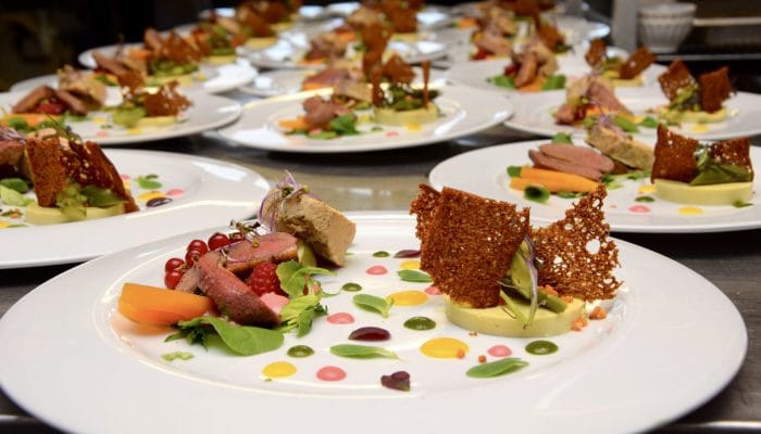 Assiette travaillée banquet